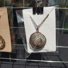 Load image into Gallery viewer, Seashell pendant necklace