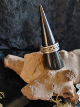 Load image into Gallery viewer, Decorative silver ring